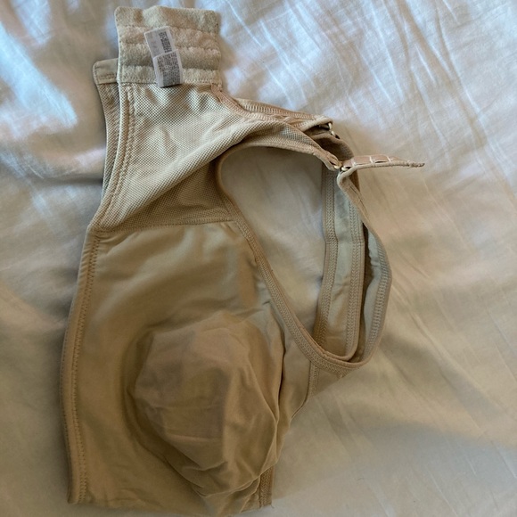 Like new Wacoal 34DDD Sports Bra - Picture 2 of 2